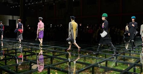 prada identita di un paese moschini|Prada gioca col ruolo del tempo, l’eleganza impeccabile di Max .